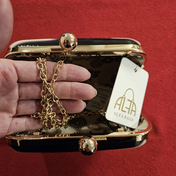 Model marketing graphics hard shell clutch crossbody bag - Picture 7 of 7